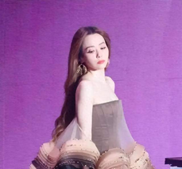 张靓颖透视装被批油腻，为何中年女星总被身材审判？