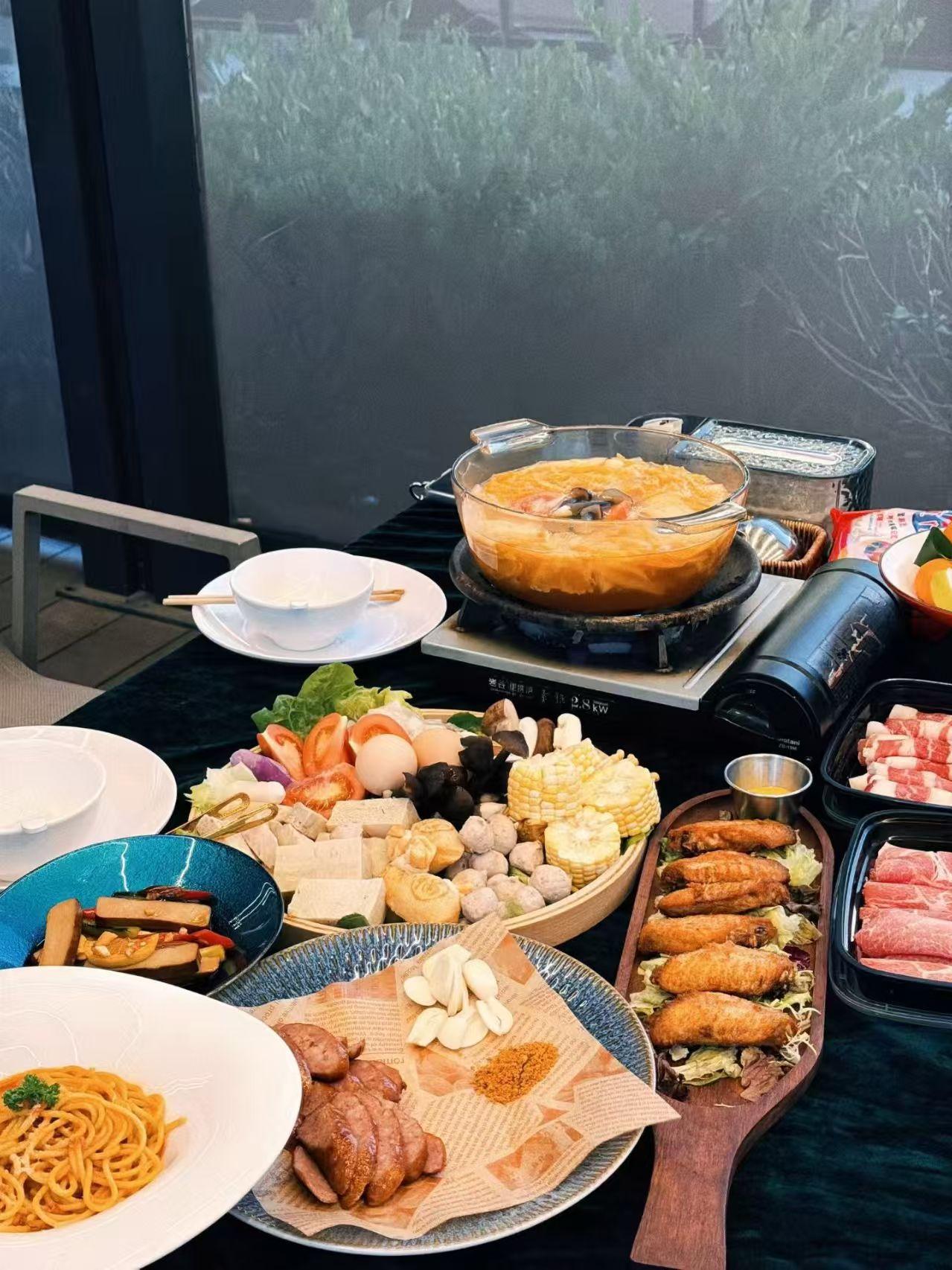 火锅盛宴，食材丰富，美味诱惑，姐妹聚会快乐翻倍。