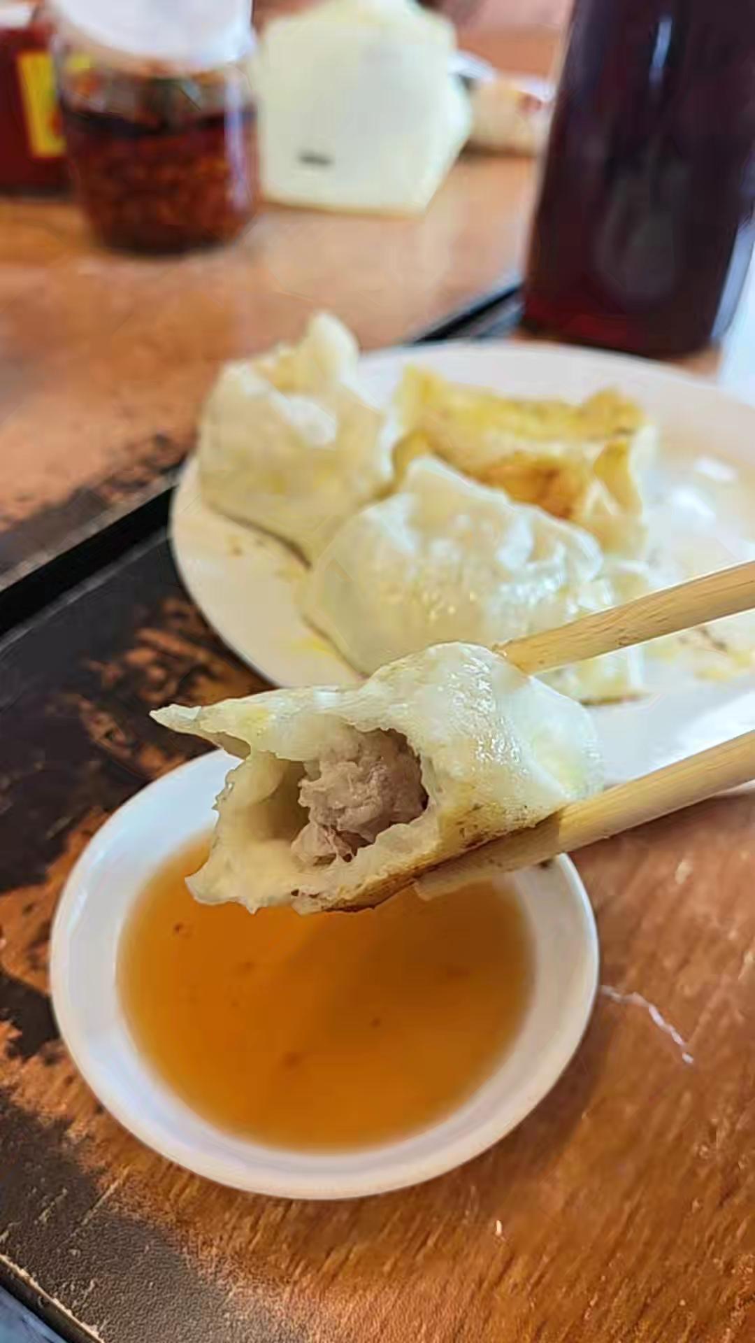 周末又去吃七里香煎饺了，味道属于嘉兴猪肉煎饺的天花板了，与网红阿二饺子属于同宗同