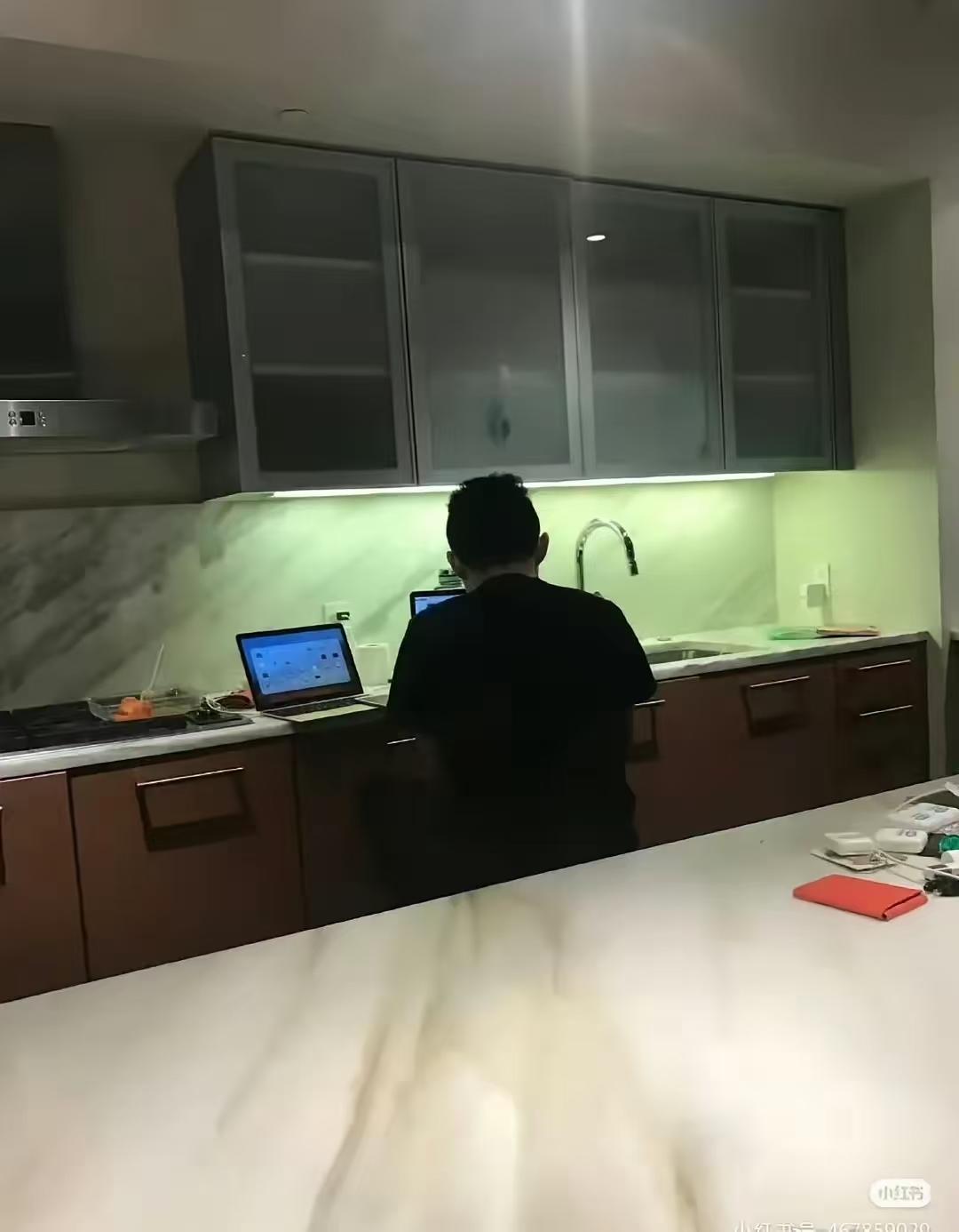 孙哥的作文火了，前女友站出来了，现在前前女友也出来找存在感。

后来人间正义胡戏