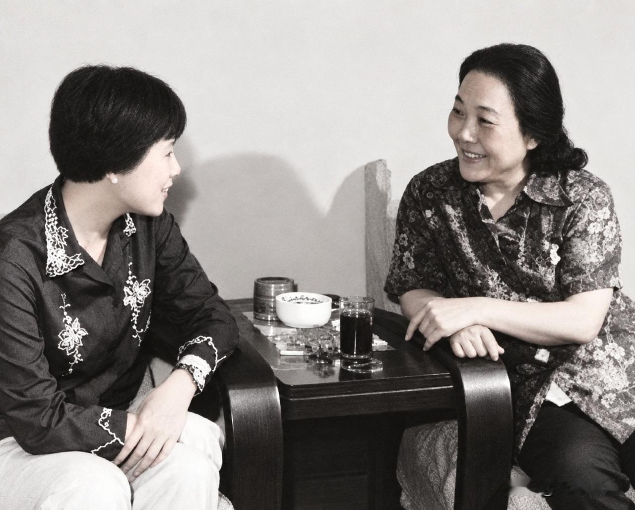 右边是京剧表演艺术家赵燕侠，左边女士是湖北的一位京剧名家，两位同行，亲切交流。