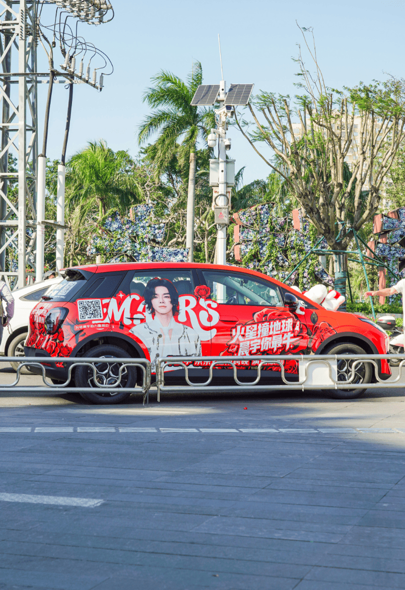 姐妹们冲！花花痛车实拍来了！整车都是玫瑰花和花花白西装造型，车顶两只Joy狗抱着