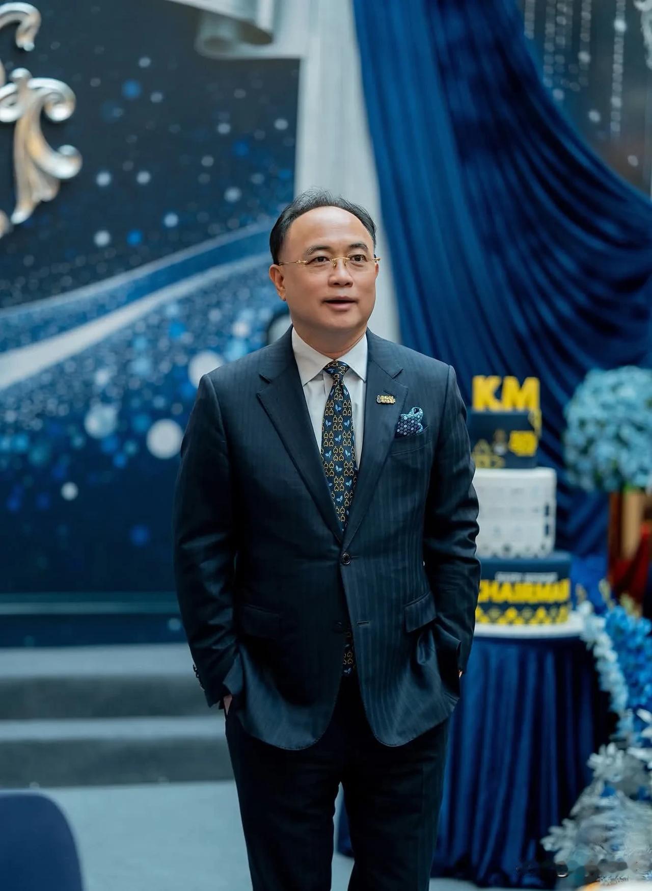 陈丰明，柬埔寨著名华人企业家、柬埔寨总商会会长、皇家集团创始人。1966年出生的