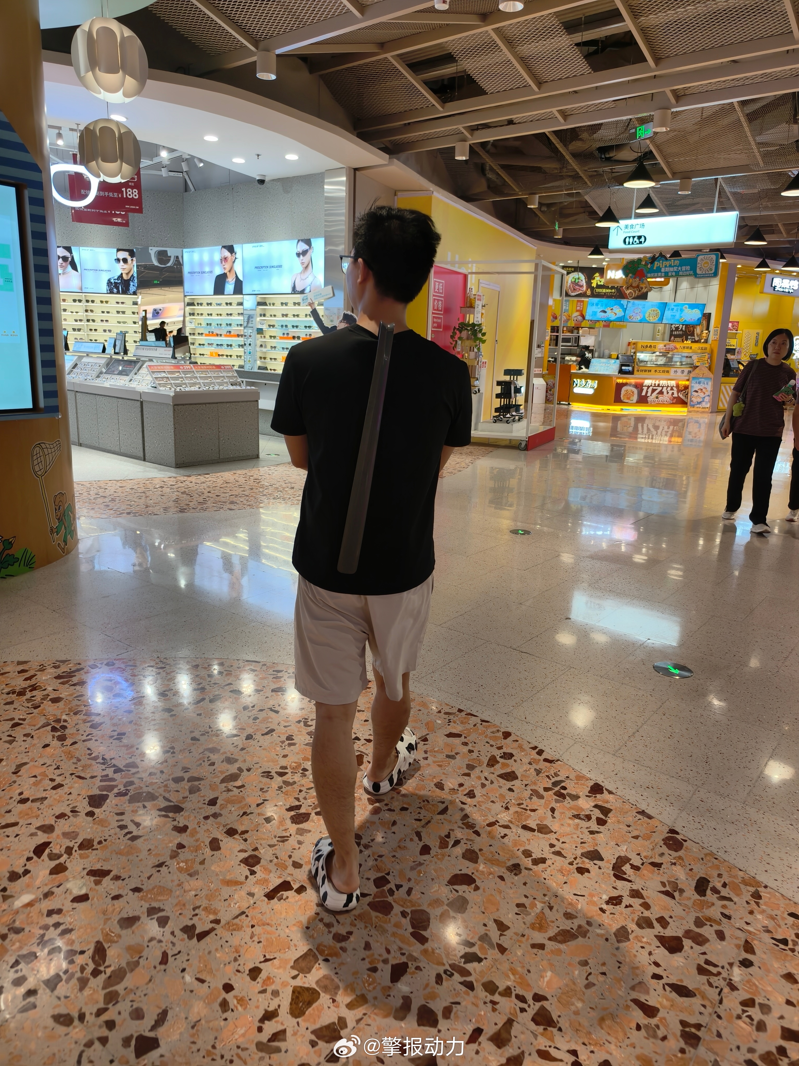 我买的鞋拔子，他说挠痒更合适，先借给他挠痒