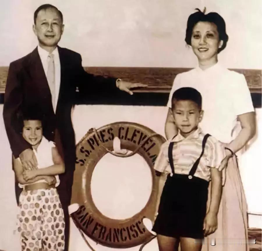 1955年，
在美国被软禁的钱学森，
在临回国前对报界发表讲话说：
“我打算竭尽