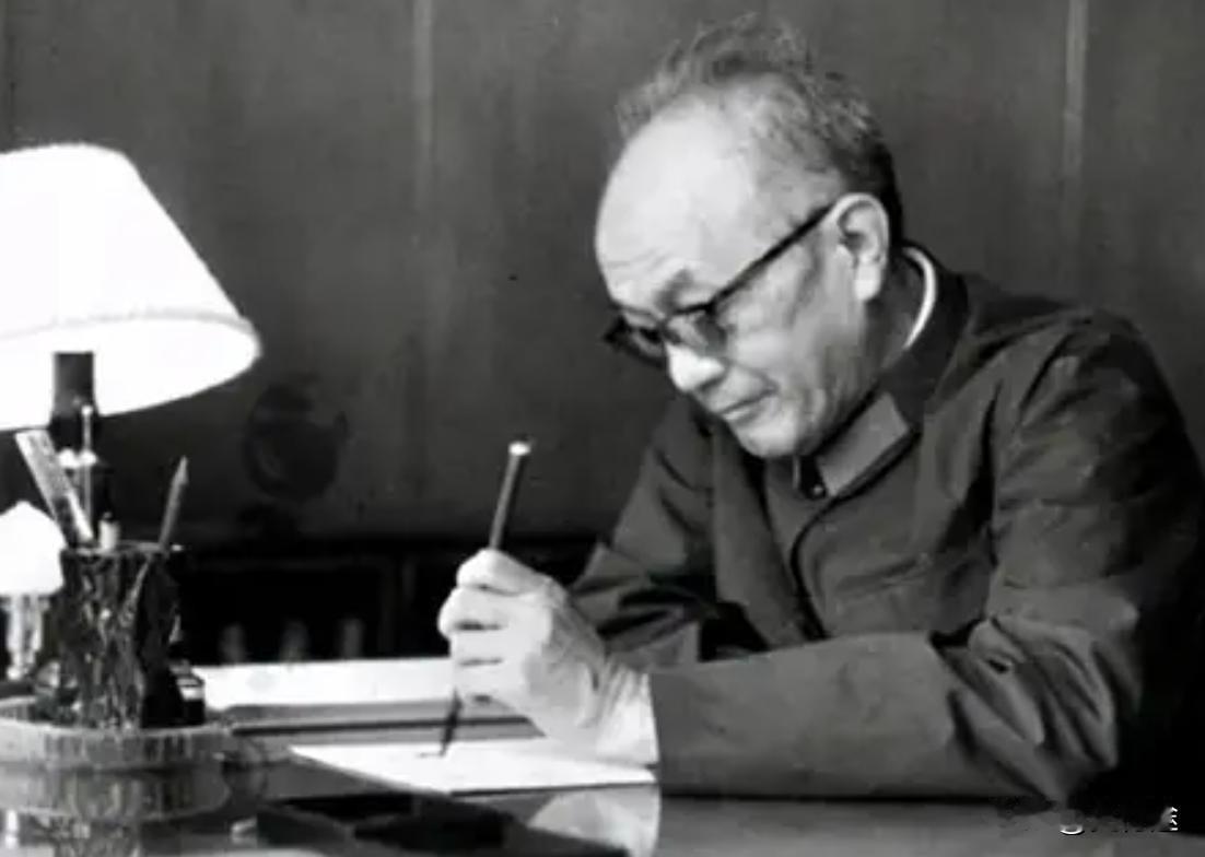 1981年，有人想动手否定毛主席，胡乔木提出不再称“毛主席”，改叫“毛泽东”，但