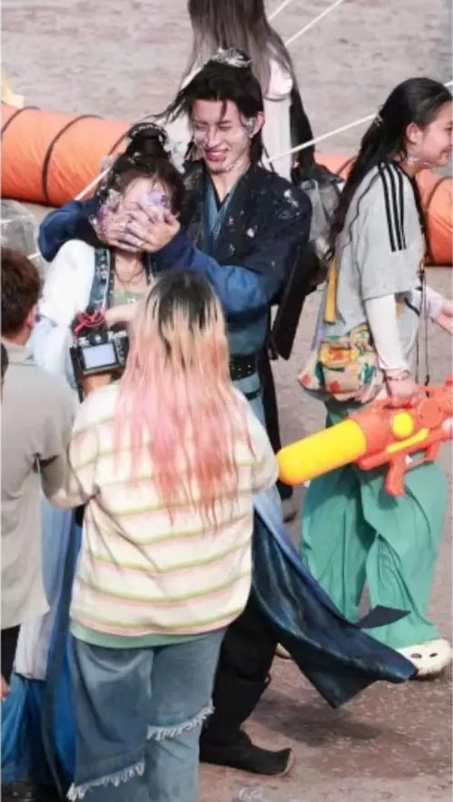 玩闹也要适度吧[哆啦A梦害怕]敖瑞鹏还拿蛋糕抹李兰迪的脸 ​​​