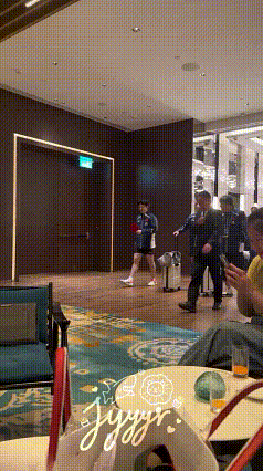 王楚钦比完赛，没吃饭，直接又去了健身房。
发带没来得及摘，球拍也没放好。
这是要