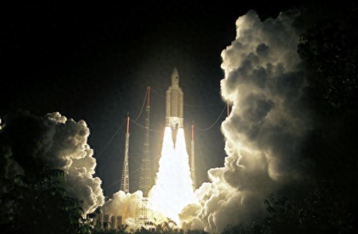 印度航天圈直接放了个 “大招”，东部萨蒂什・达万航天中心里一枚国产重型火箭嗖地冲