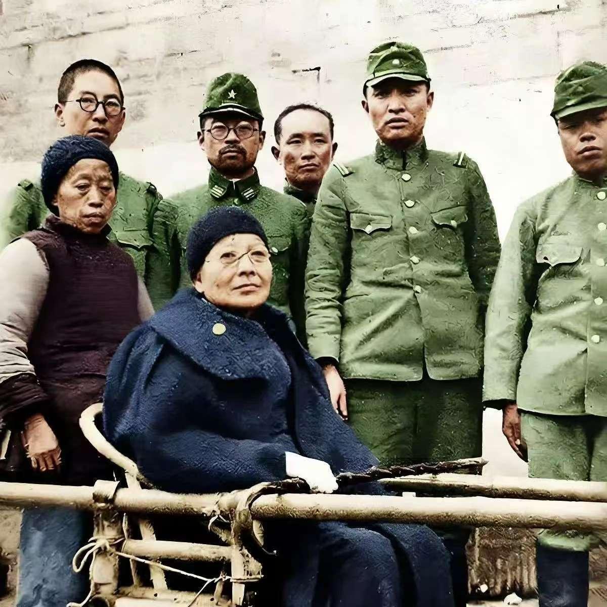 这张照片，也是抗战中的一个耻辱时刻，细看坐在滑竿轿子中的这个妇人，眉宇之间跟汪精