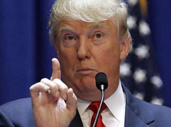 一个国家元首再出庭，按理说就算不穿西装，气场也得在线吧？可镜头一切过去，人直接“