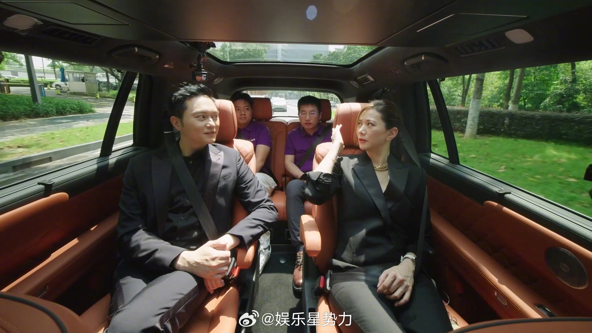 张智霖新歌意外提前剧透 在新车交付现场，张智霖和现场来宾畅谈巡演筹备工作，即兴放