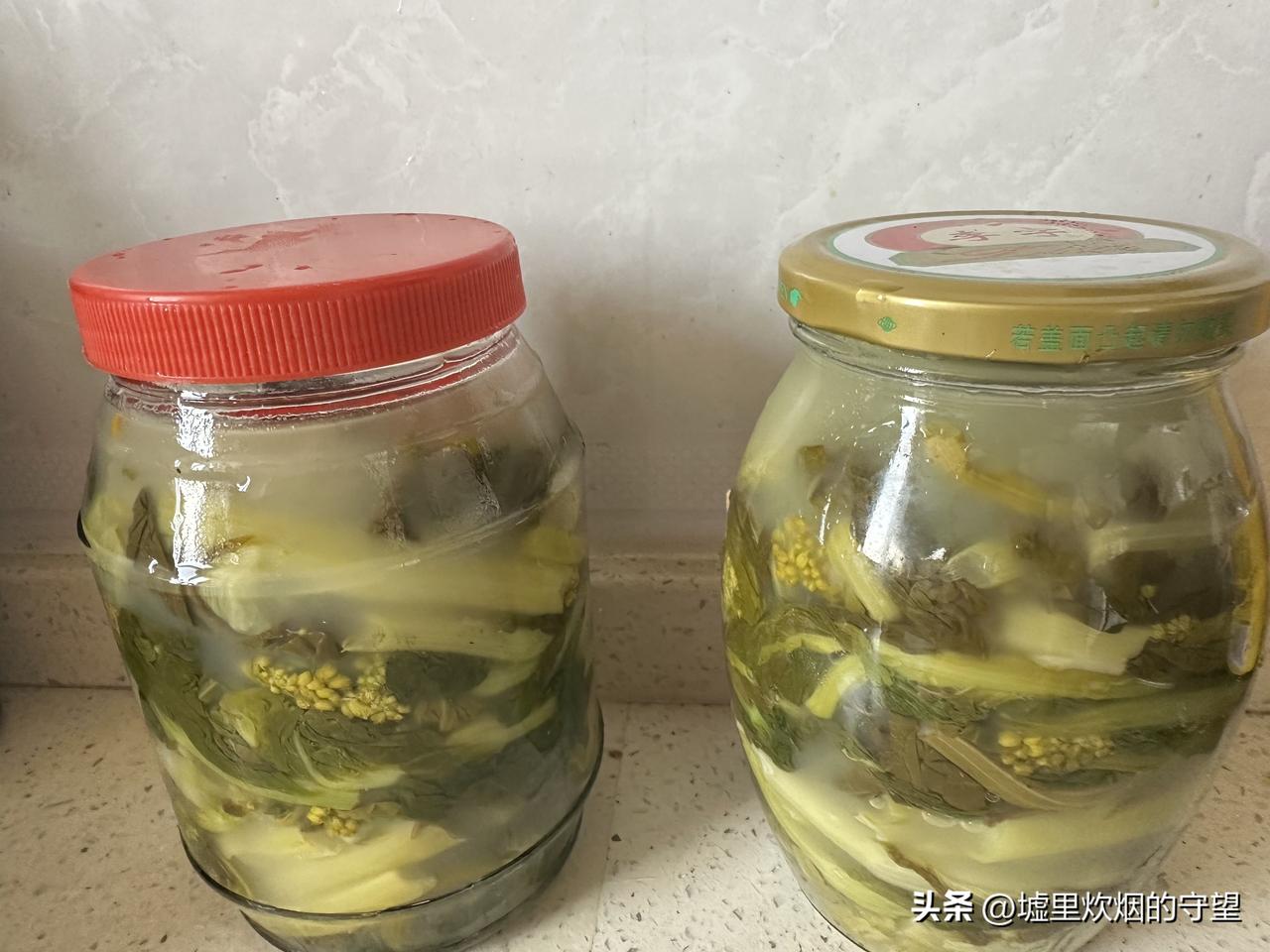 菜地里的白菜苔多的吃不完，看着鲜嫩的绿菜苔，不忍心扔了，这可是我辛辛苦苦种植的，