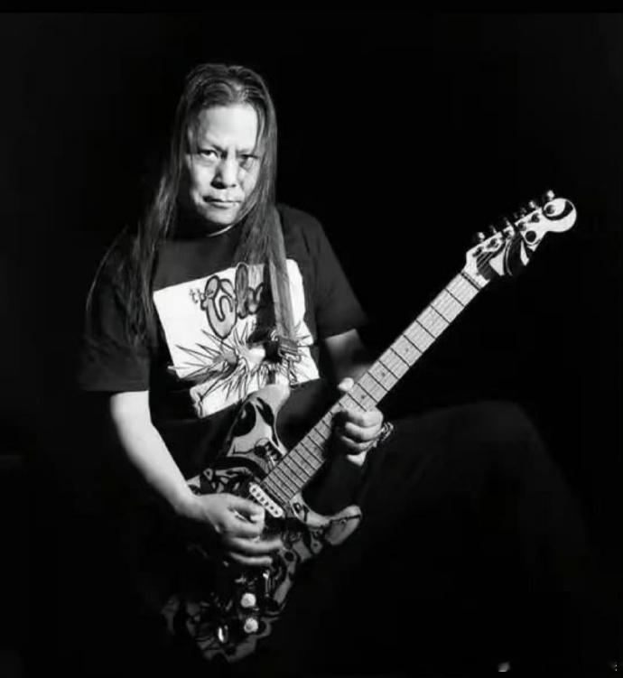 知名吉他手歇斯去世 23日，红星新闻记者获悉，国内知名摇滚乐吉他手歇斯（本名杨长