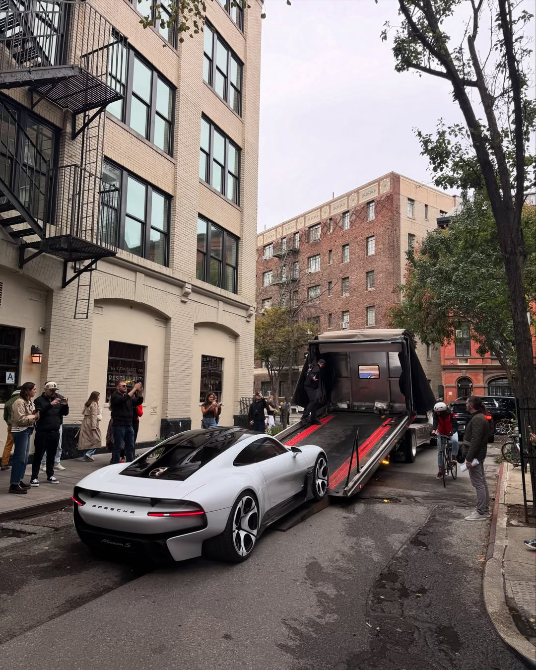 全新的保时捷Mission S今早现身纽约跑了一趟小采购。🛒简直就是街头中尤物