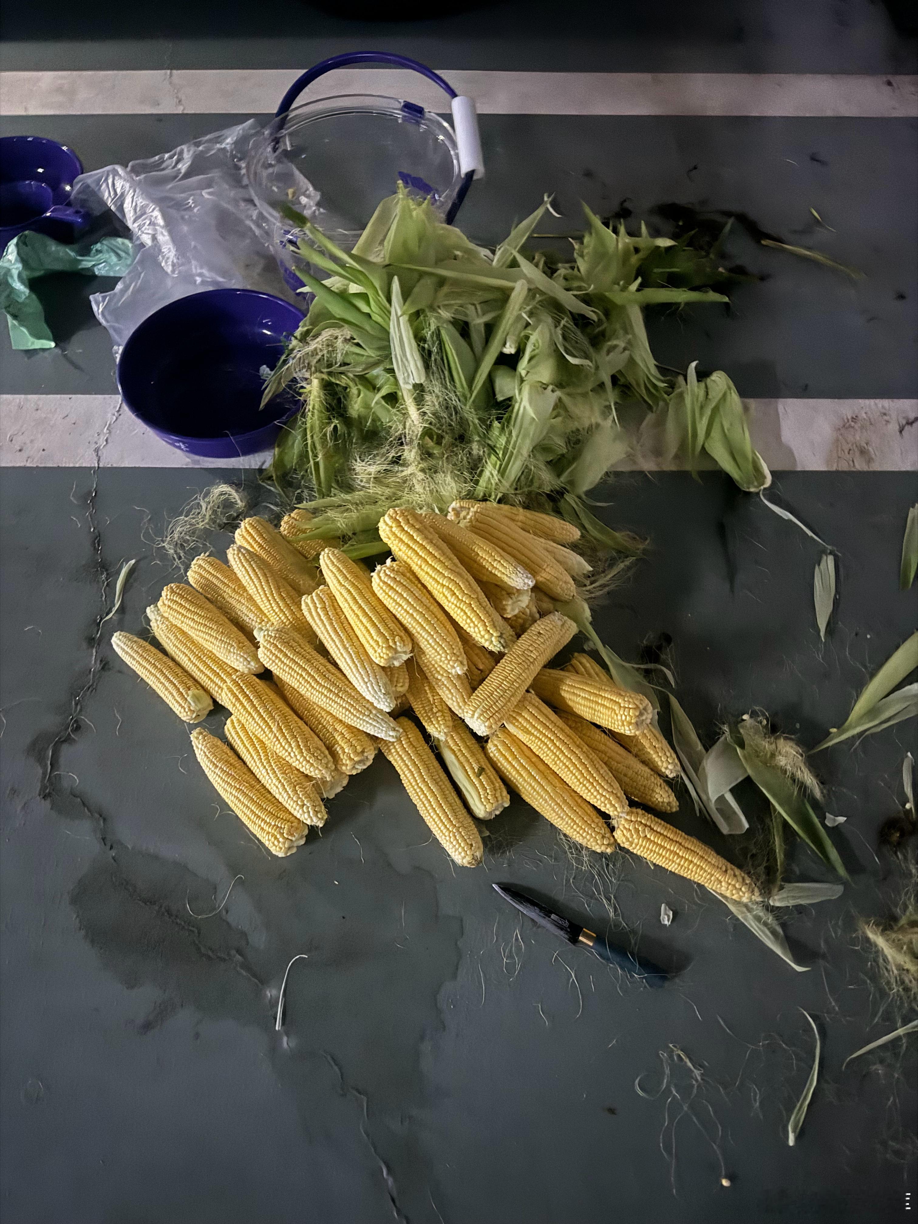 周末愉快 铁子们大晚上 我还在工作削玉米 累麻了