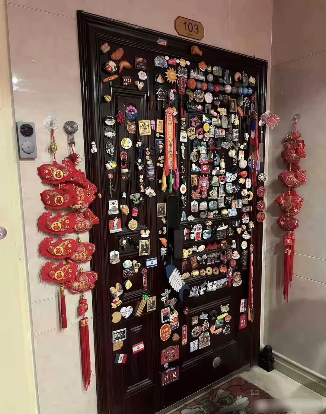 小偷找门把手，得找半天
小偷：急死我算了