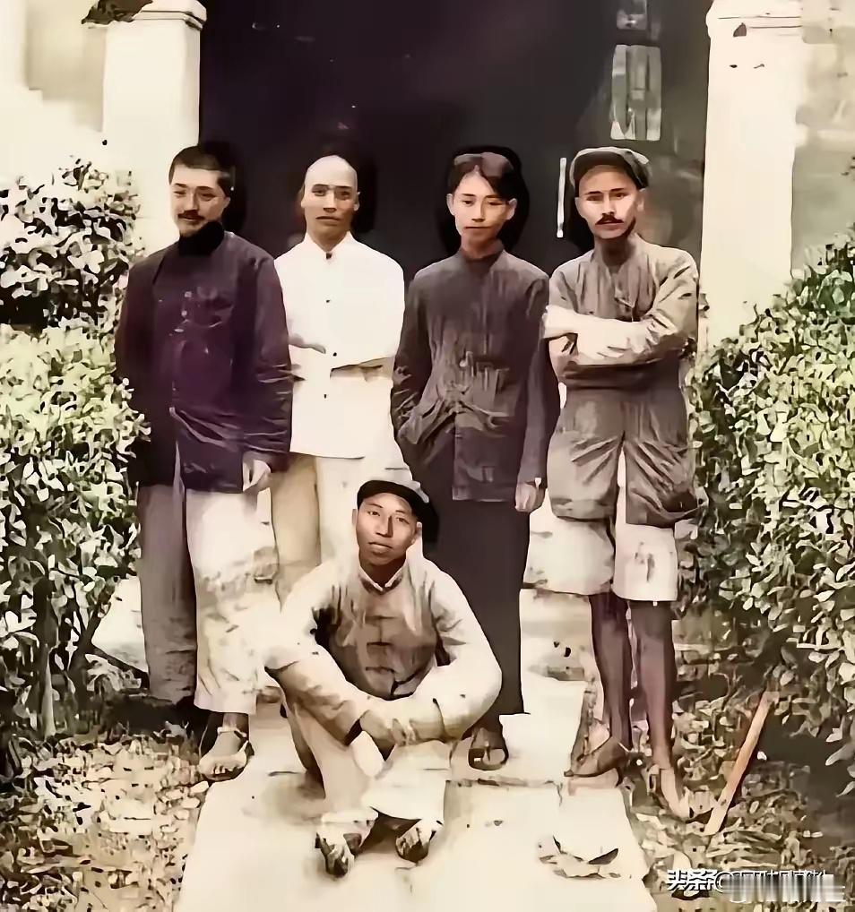 珍贵的老照片，看看1934年10月份长征途中的五虎将吧！这是他们当时真实的样貌，