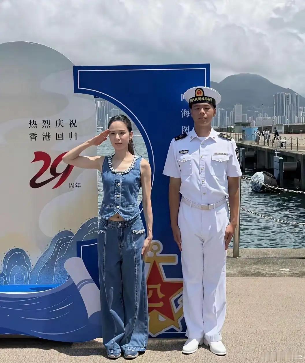 谁能看得出来这位女士已经60岁了！赴港庆回归，和海军、军人合影状态绝佳，一身牛仔