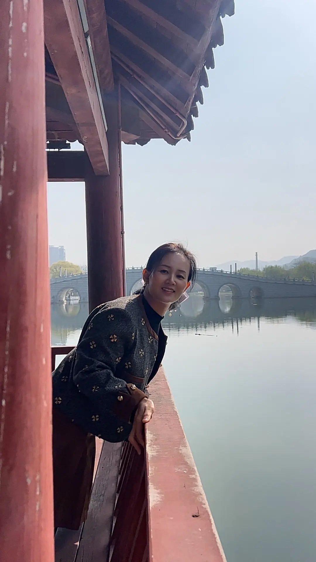 幸福的时候小点声 ，不要惊扰别人的悲伤。  悲伤的时候躲起来 ，不要打...