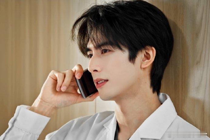 宋威龙一出场我天都亮了 宋威龙在《骄阳似我》里的每个镜头都让我心动不已！他一出场