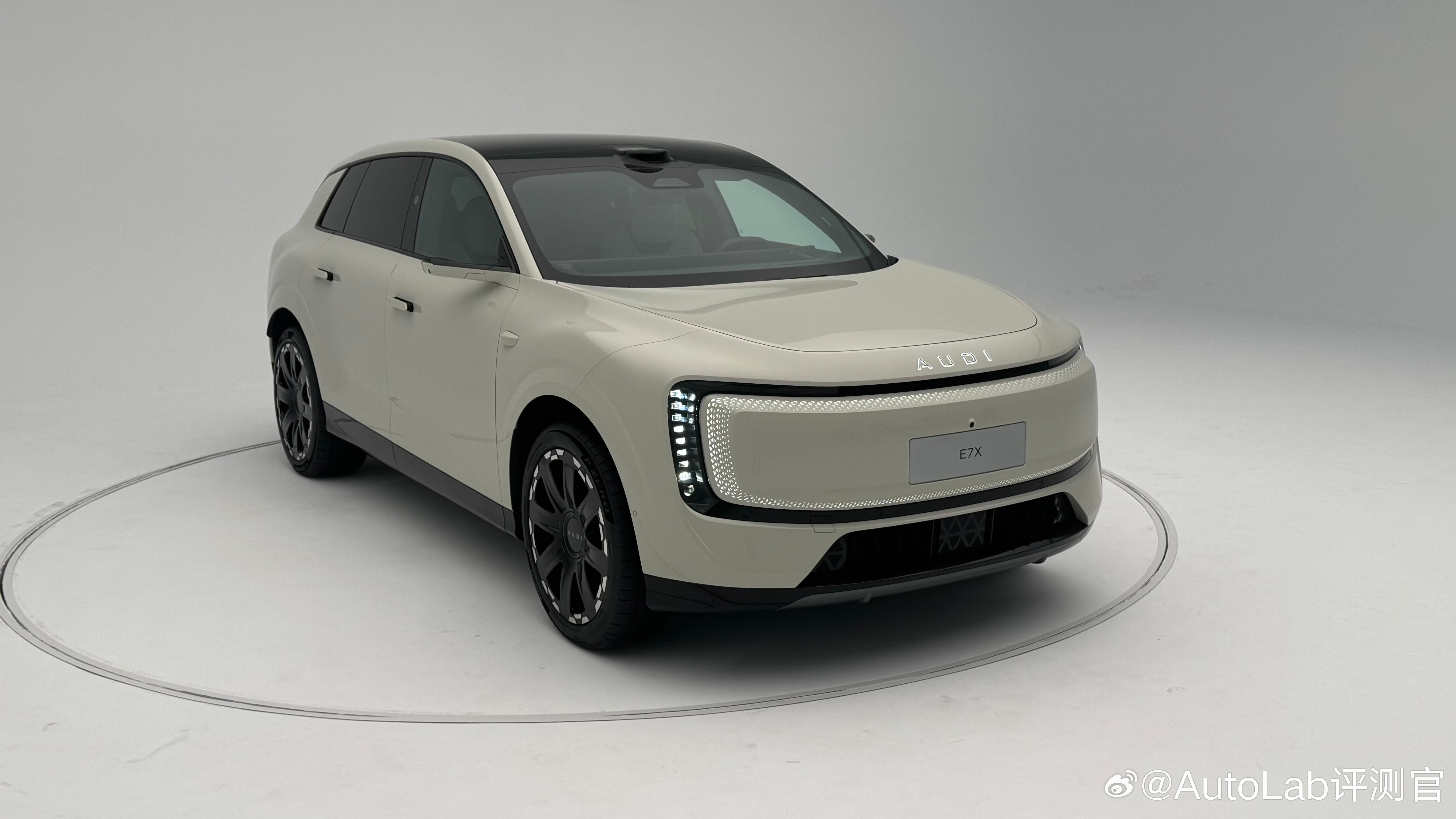 起售价不到27万，AUDI 这把是真拼了。就在刚刚，预热许久的E7X正式上市，售