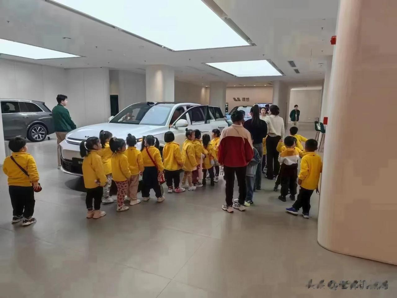 看第一张图，以为是理想进入博物馆了。再看第二张图，发现是孩子进电影院了。这营销，