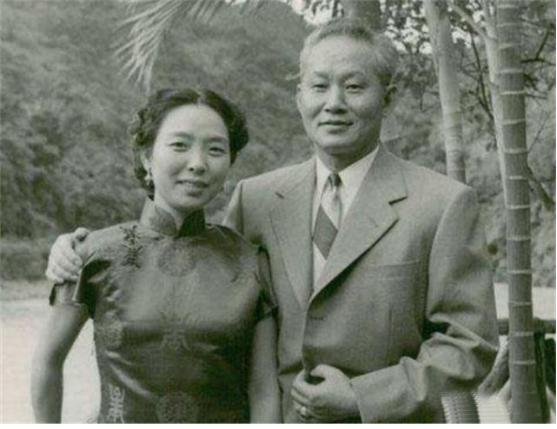 1938年，孙立人不顾伤病千里寻妻。刚到家，只见妻子手持菜刀向自己扑来，怒吼道：