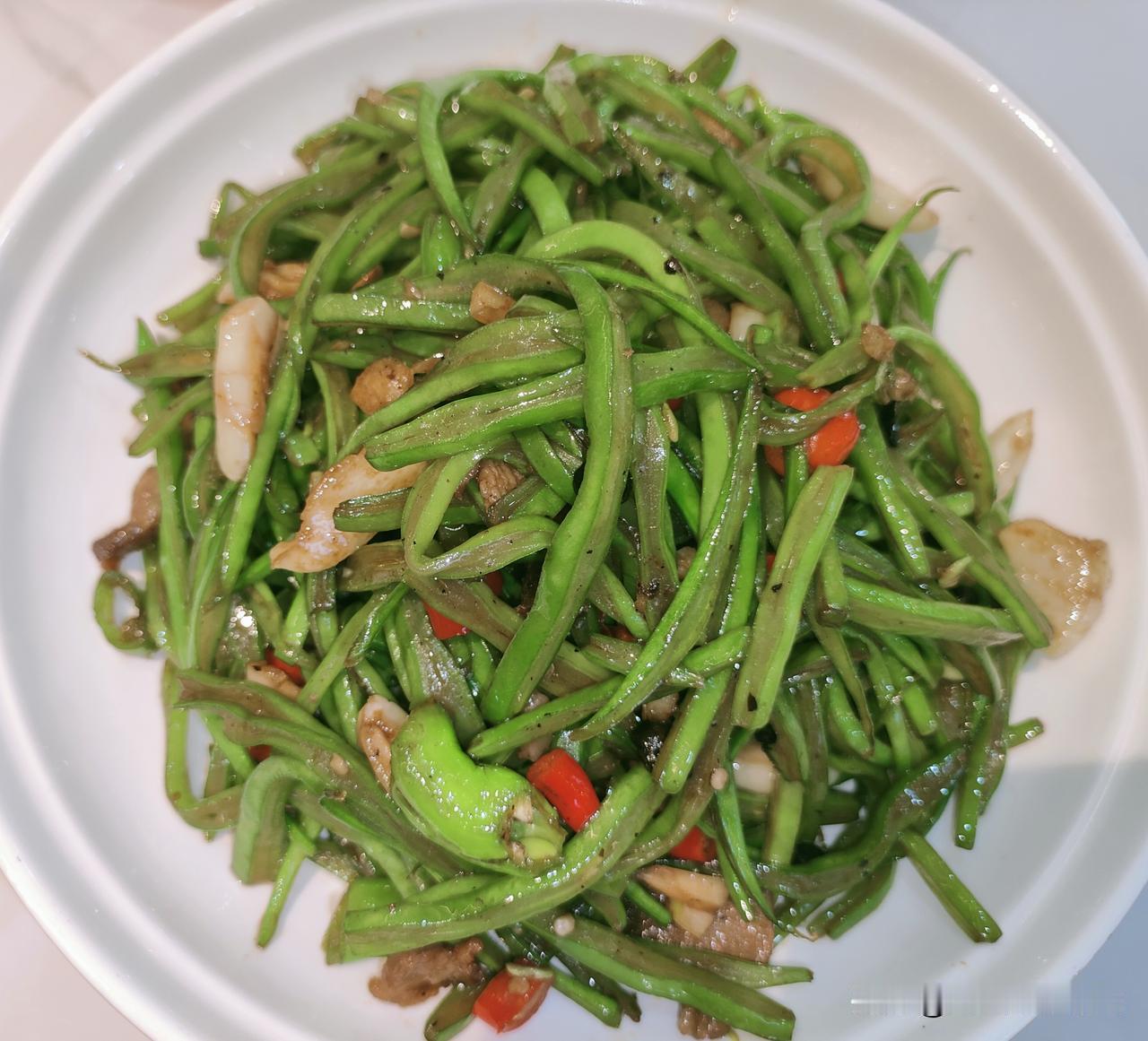 天气还是热，嘴里也没味道，
想不起来吃点啥饭好，
那就去家门口的小馆吃碗番茄手擀