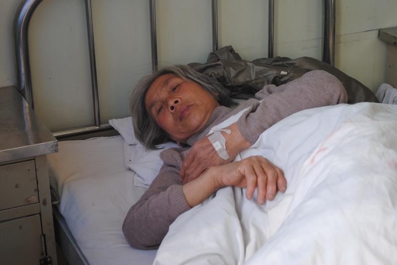 当地回应7旬老人带1岁孙子住院 云南74岁陆爷爷带1岁孙子住院的事太让人揪心。孩