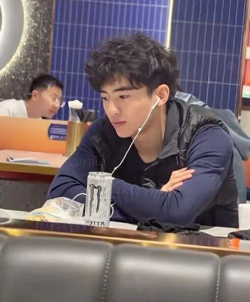 谢霆锋的儿子被卷发封印了颜值
网友帮他P了一下
结果惊呆了
 
原图里蓬松慵懒的