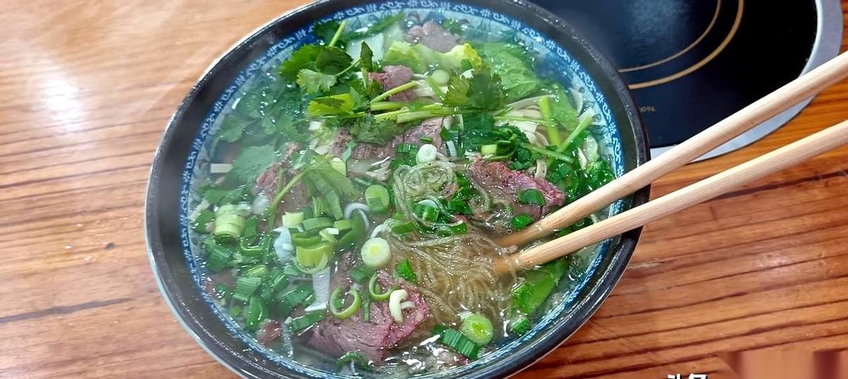 有人拆解了一份“普通家庭”的年度账单，看完的人，脊梁骨都冒凉气。
房贷三万，车贷