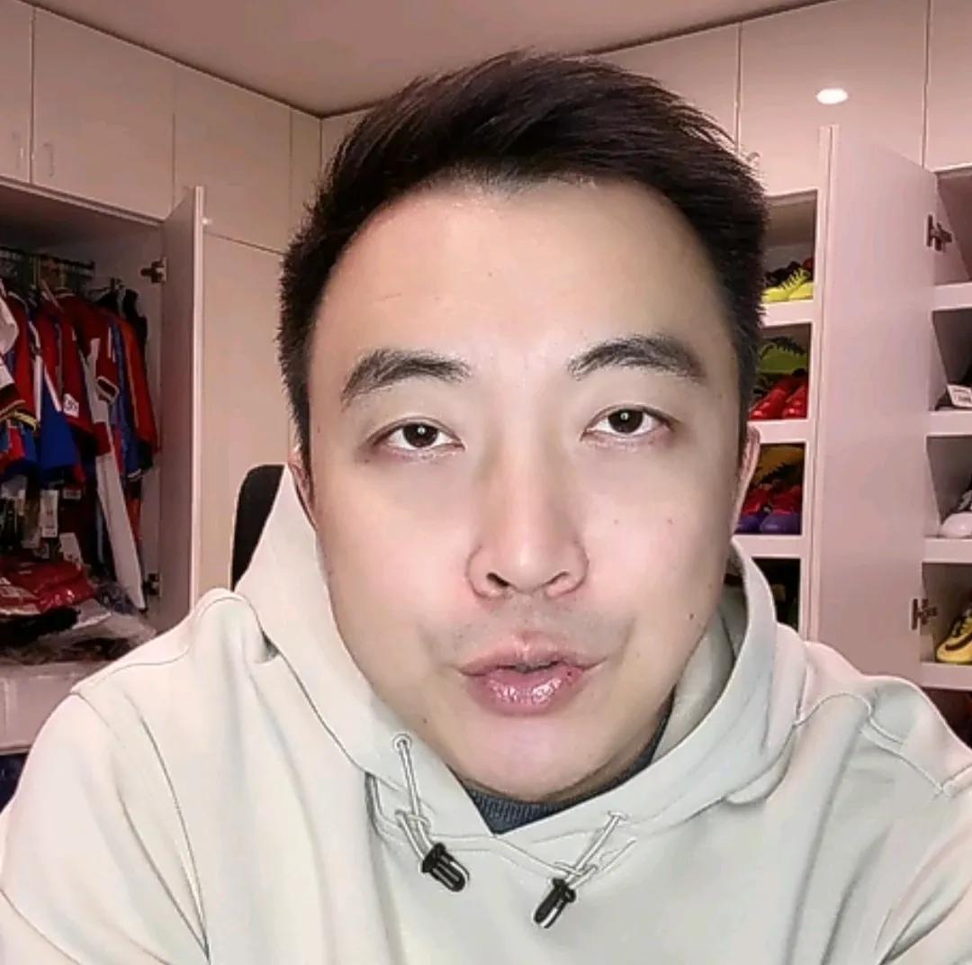 解说员袁甲爆了一个料。
他表示，目前很多中超俱乐部存在虚报主场观赛上座人数的情况