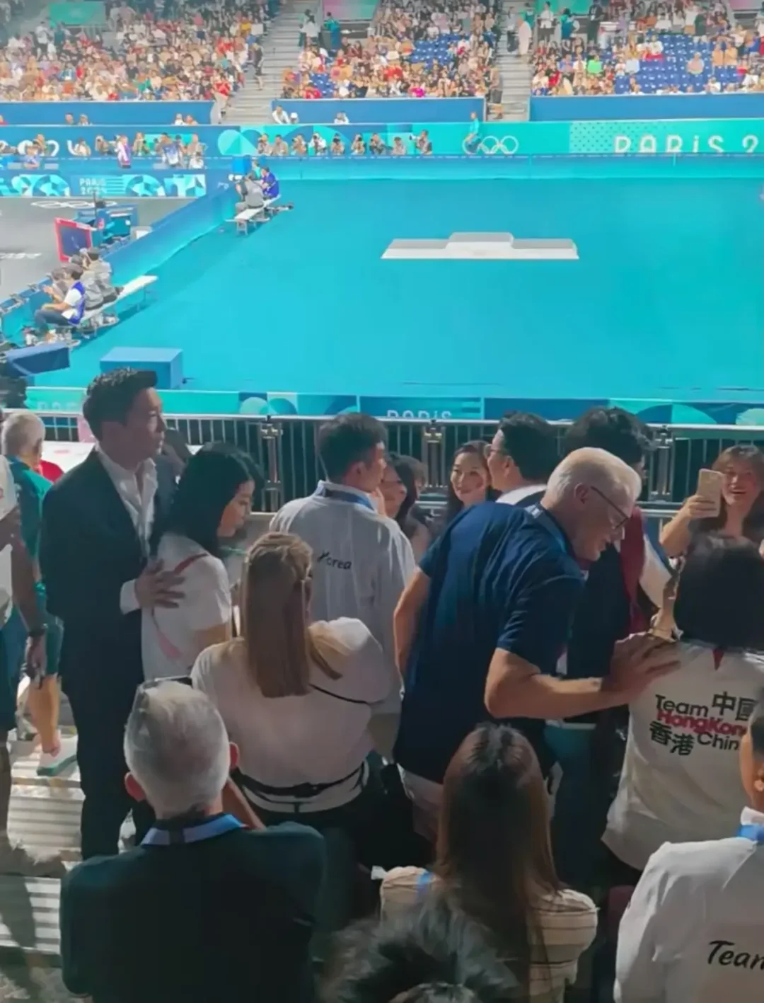 霍启刚会吃错么？郭晶晶小叔子霍启山和大哥大嫂看兵兵球比赛被大陆网民狂赞...