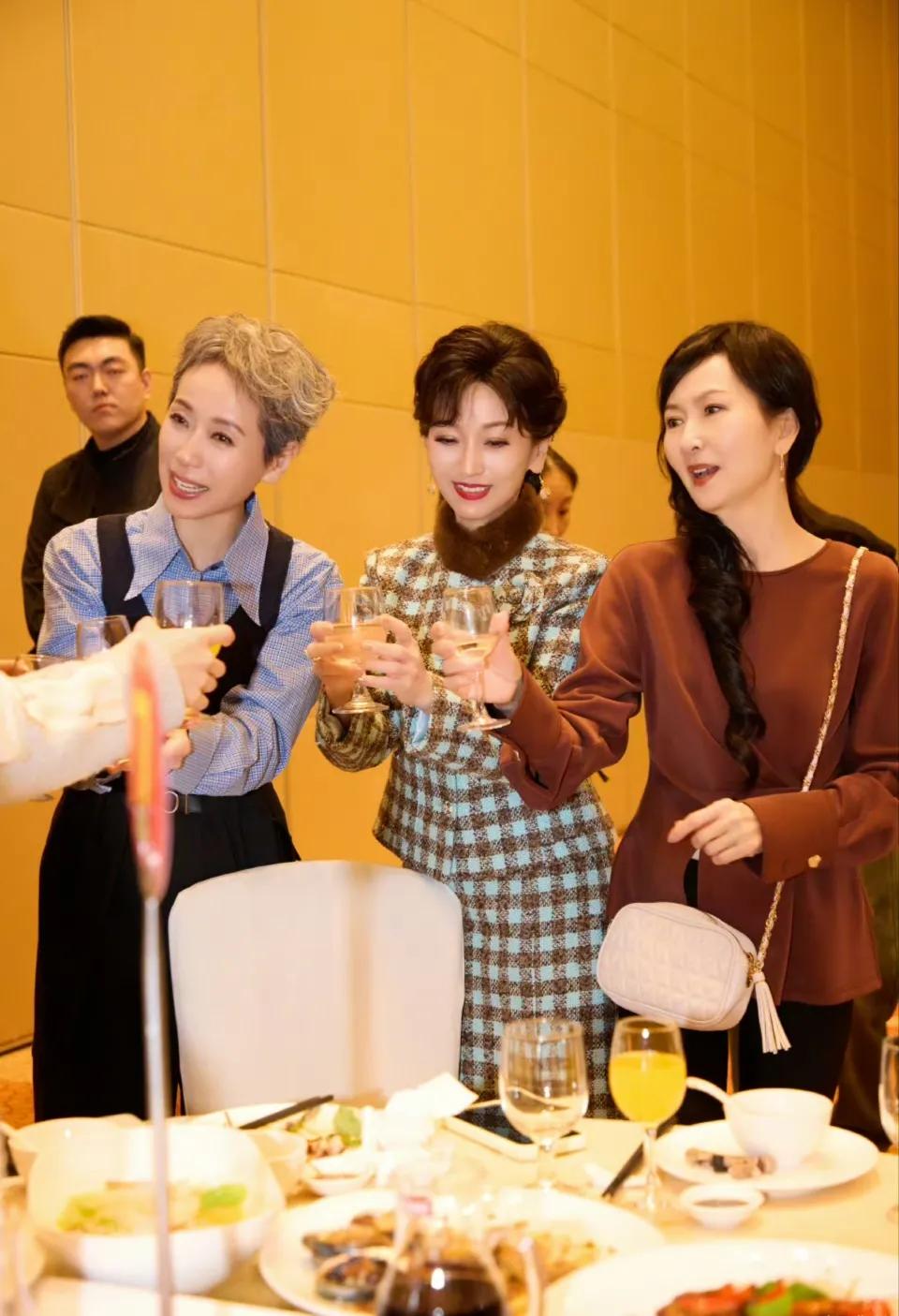 这张照片中的三位美女姐姐，虽早已年过半百，但是皮肤依然光滑细腻，状态依然如此年轻