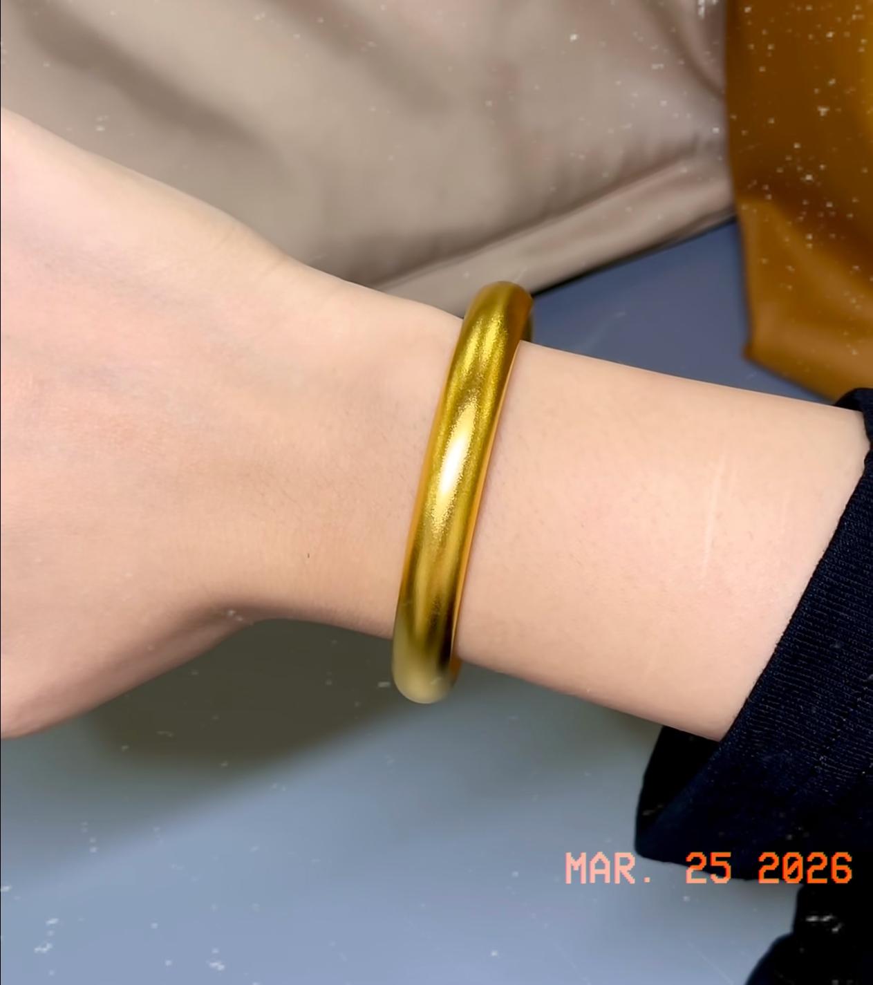 3月25号中午，
我抓紧把手里300克黄金全卖了。
今天金价直接暴涨，一口气突破