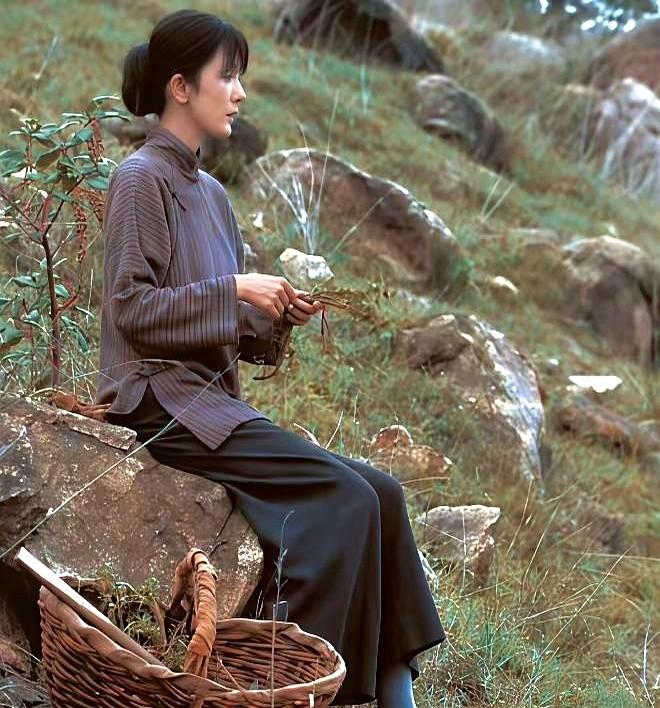 杨幂《生万物》脸脖色差，其实没那么简单。

这剧一播，大家吐槽最多的就是杨幂的脸