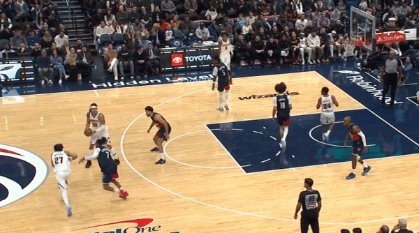 沃特森观察：远投手感滚烫，高效砍下35+8率队取胜图1沃特森见乔治上前接球后中路