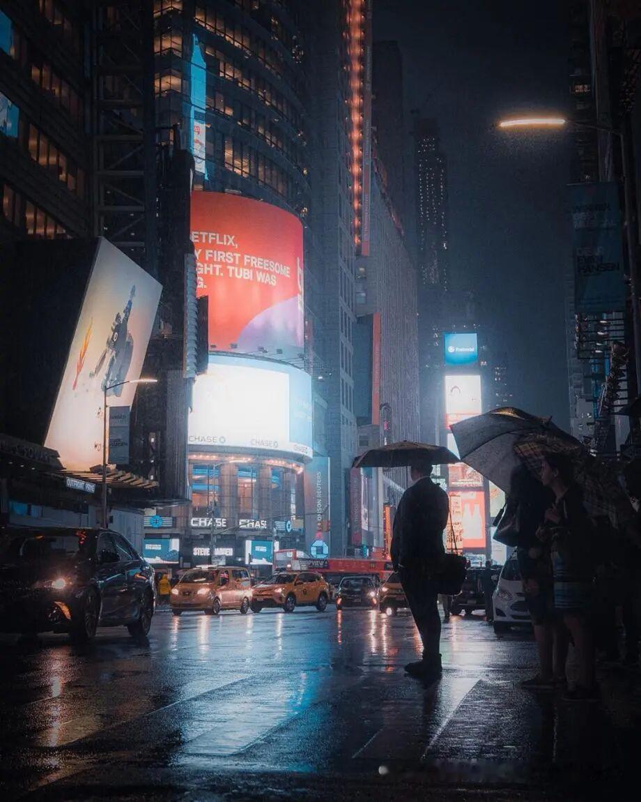 雨中的城市 
摄影师：Nicolas Miller