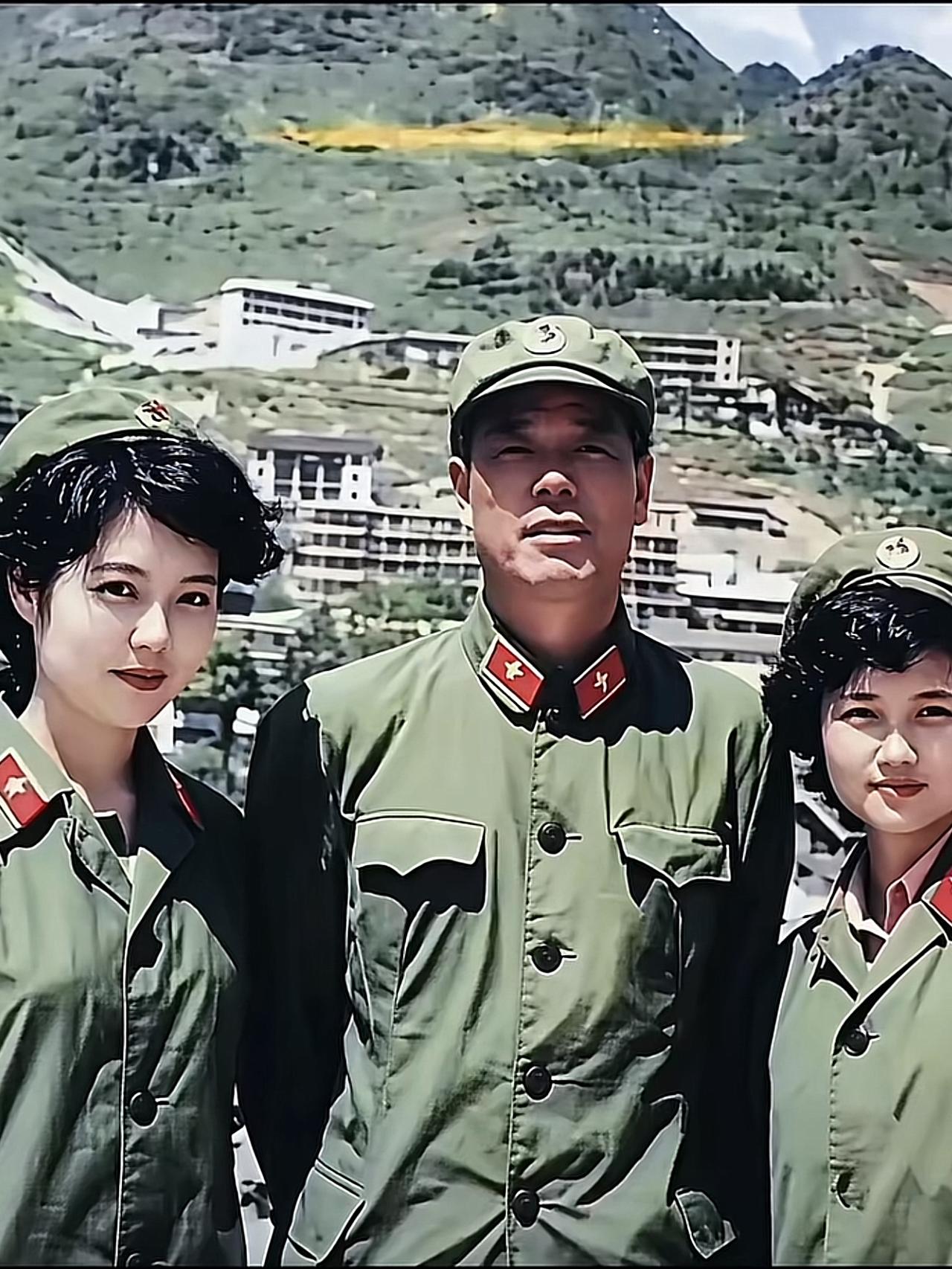 老山前线，傅全有将军、和两名女兵的合影，两女兵最后不一般