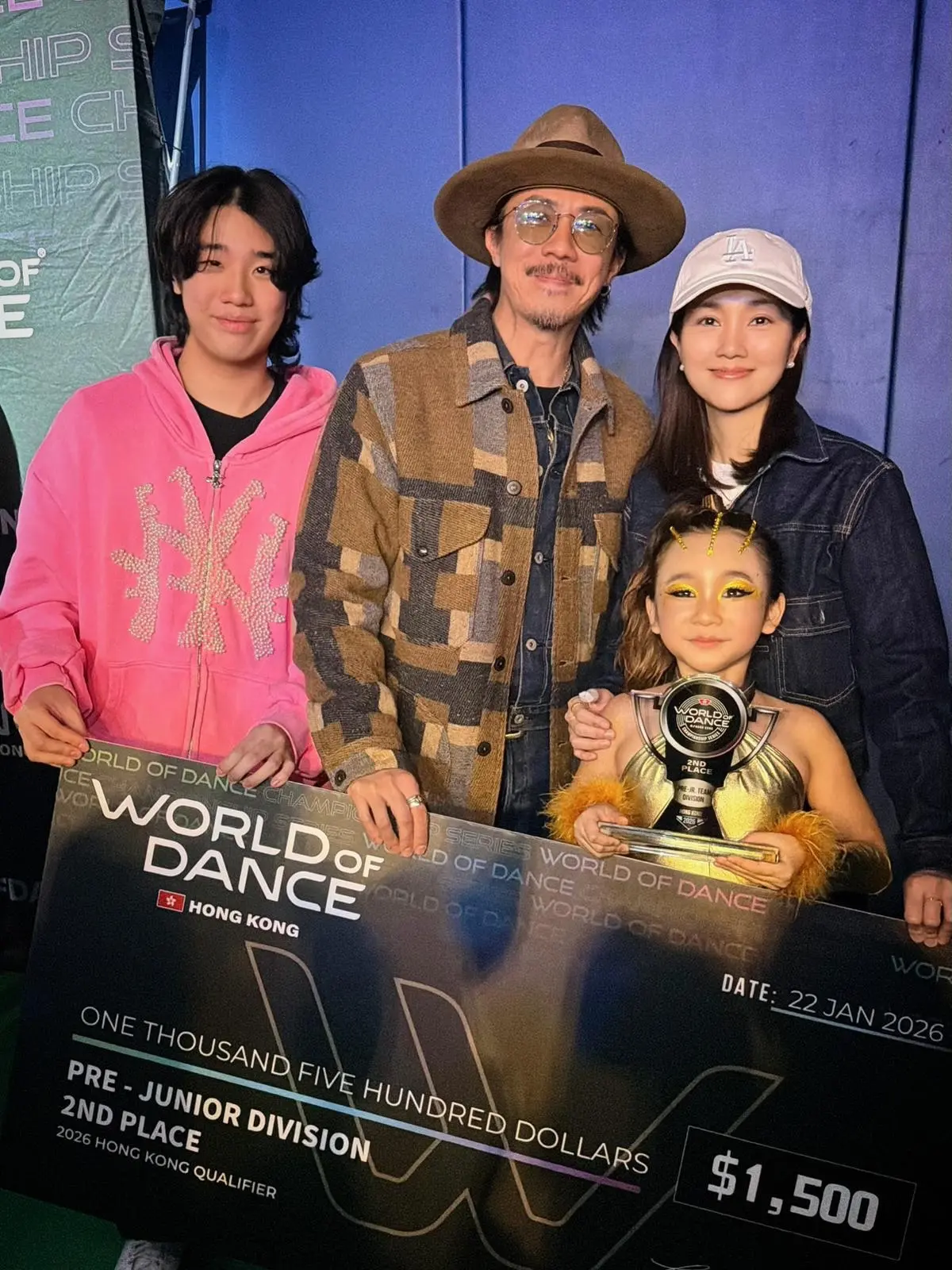 谢安琪张继聪一家四口。