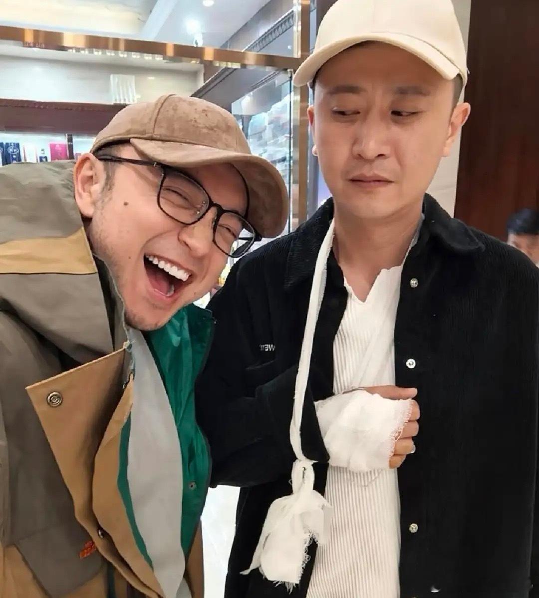 央视主持人杨帆被自家狗咬伤，手上缠着纱布，伤口有点严重。尼格买提、王冰冰和月亮姐