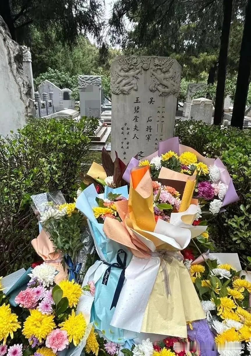 杨亚洲导演的《沉默的荣耀》让无数民众无法沉默，有很多人自发前往香山福田公墓给吴石