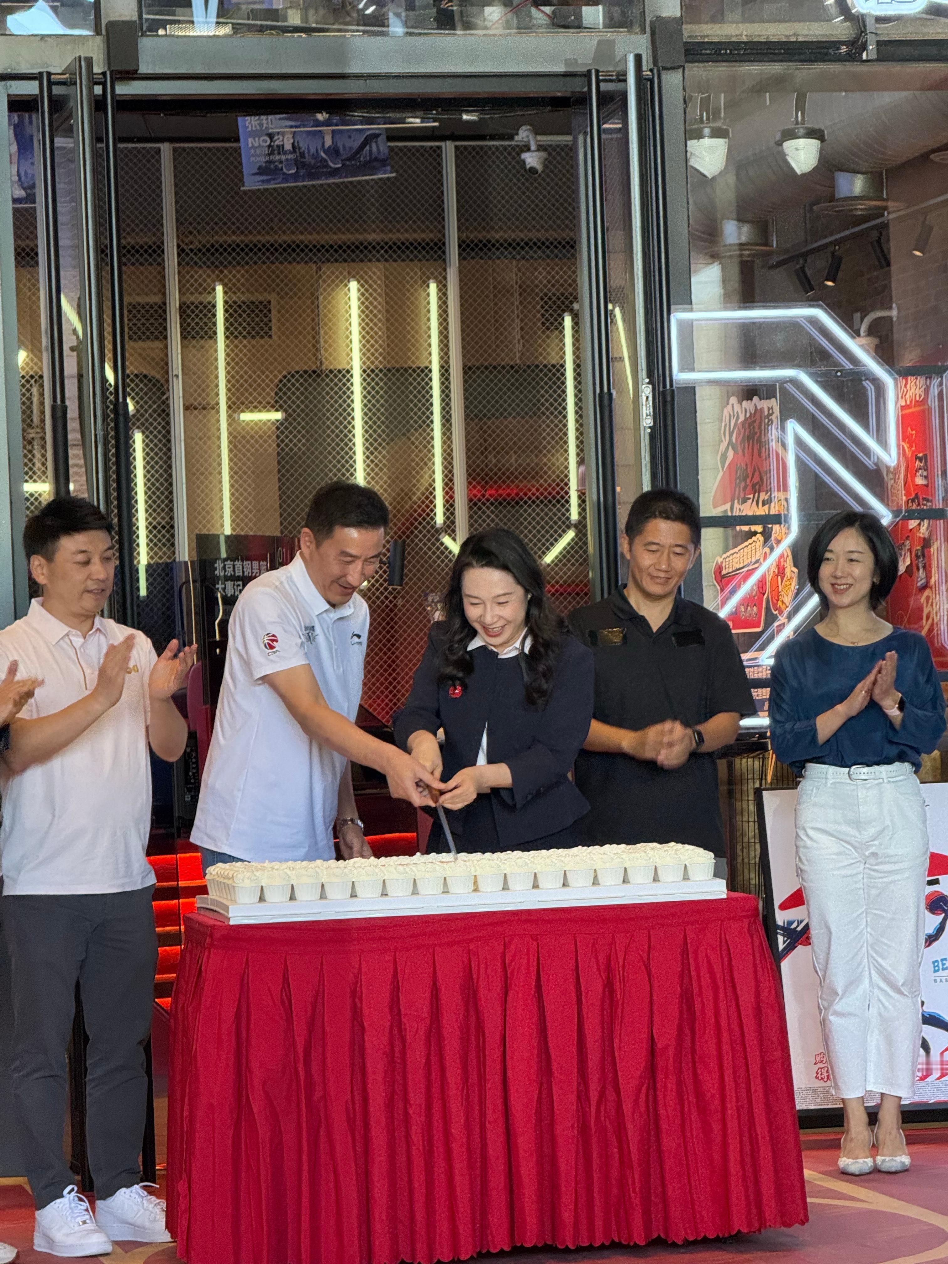大家也都知道了，北京首钢男篮新赛季常规赛比赛会继续放在首钢园冰球馆进行。今日在首