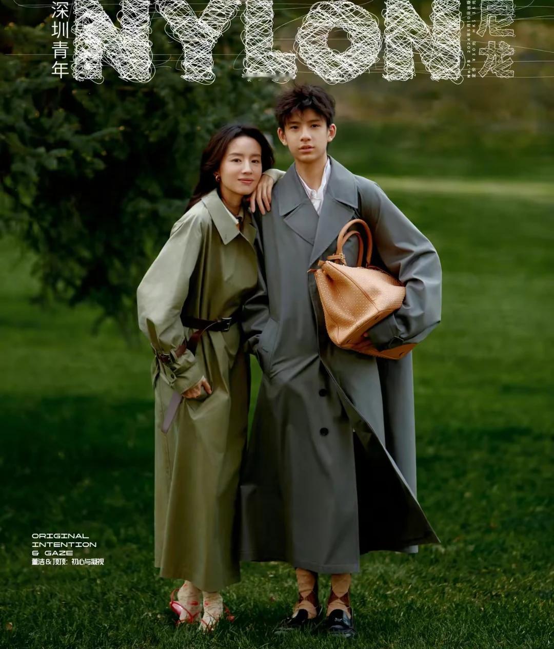 董洁带着儿子顶顶首登封面大片，画面养眼爆棚，高颜值的母子两个吸引不少网友关注。1