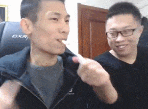 今天这比赛，湖人确实是哪哪都不行。转移球不行，防守强度不行，轮转的速度不行，里夫