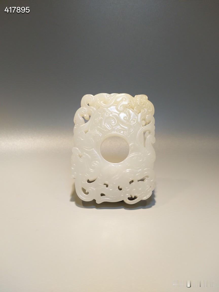 白玉.龙型韘佩
流行于:明清
和田白玉