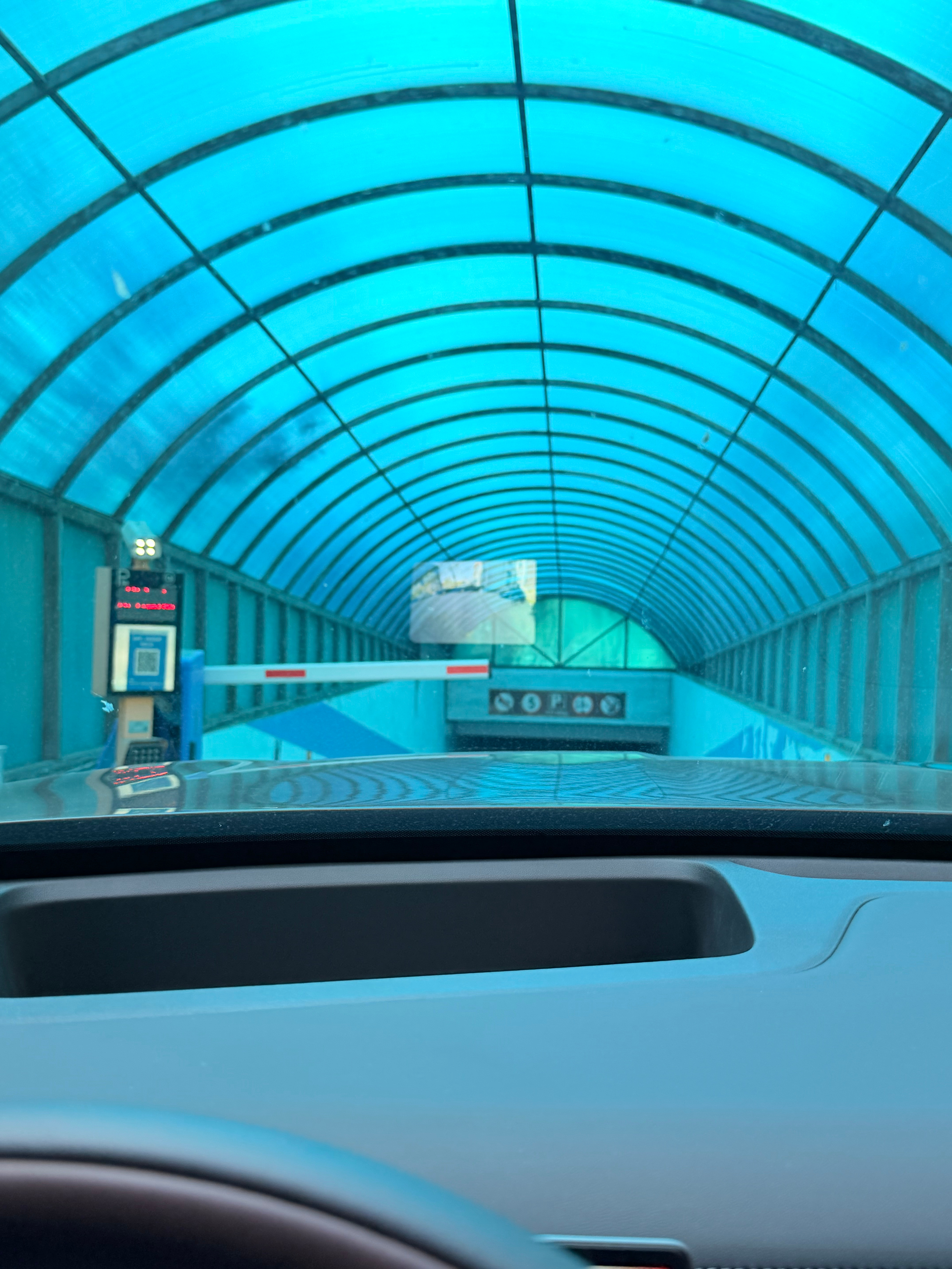 岚图泰山升级后的体验感到位了之前倒车还要看显示屏如今直接ARHUD直接到位太强了