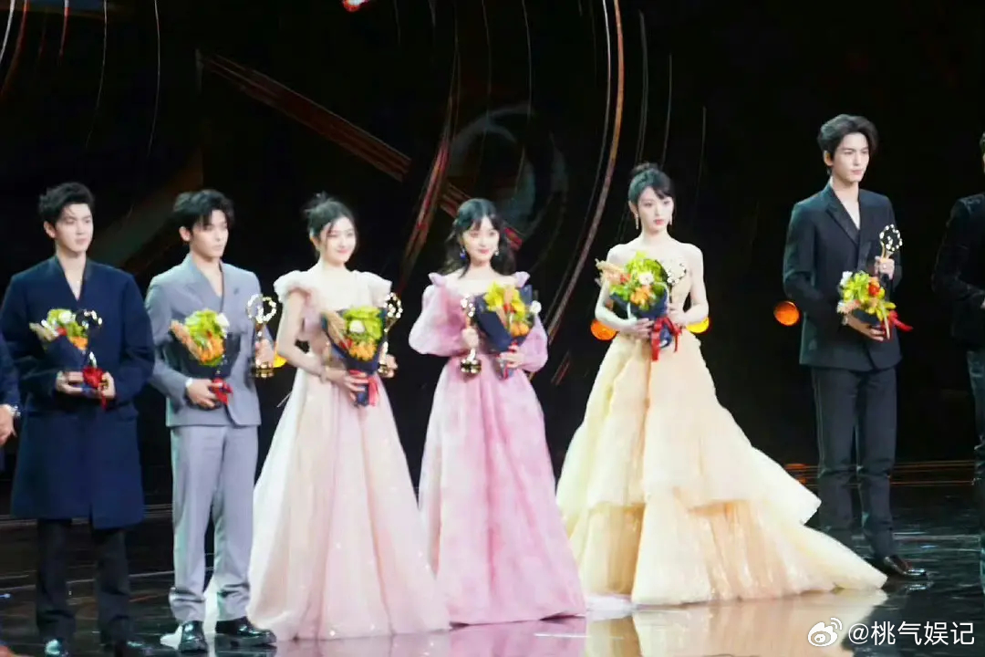 有俩人好像另起图层了 