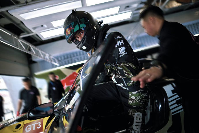 王一博85号赛前的两种状态王一博稳控方寸    王一博稳控方寸，王一博85号赛前